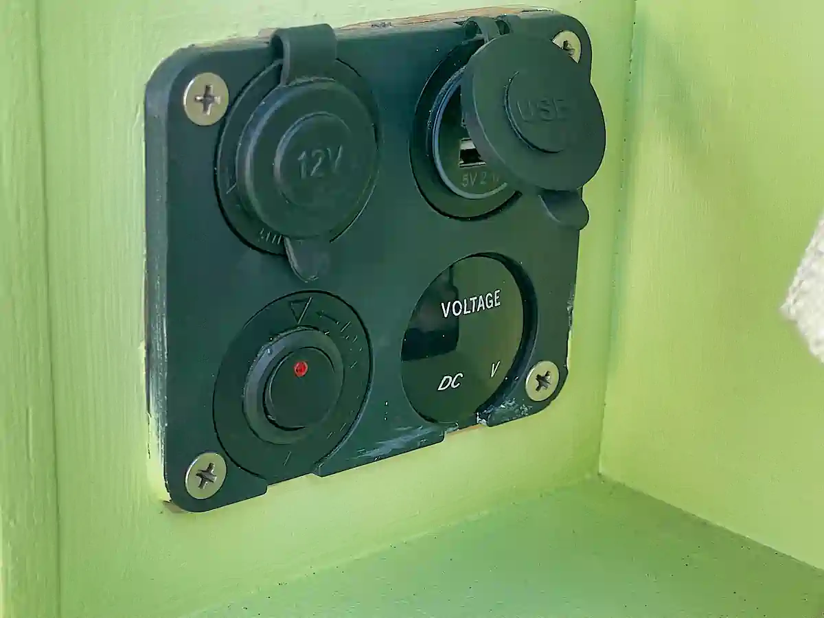 Power sockets and control for second battery